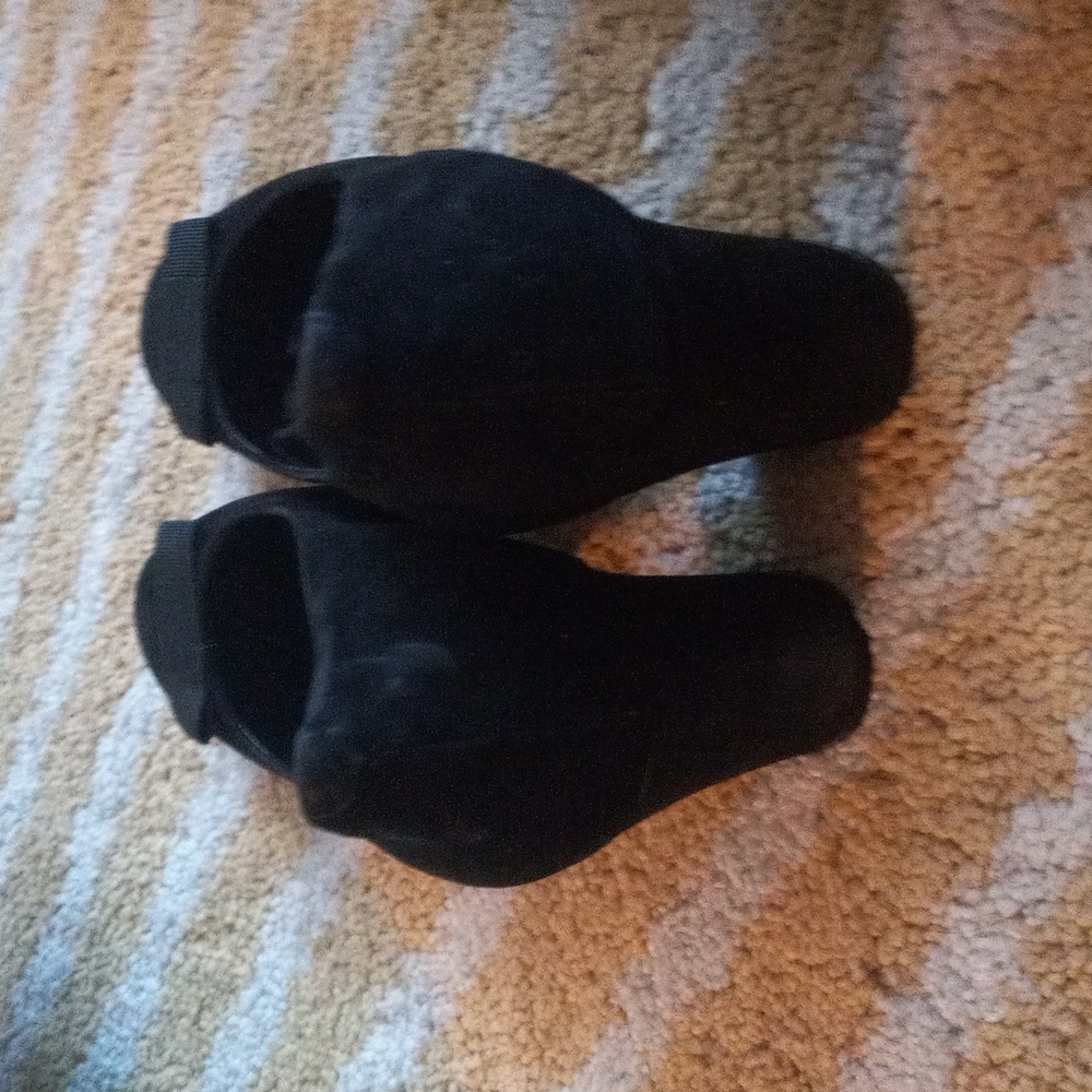 Shoe - Picture 2 of 3
